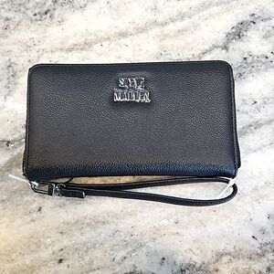 NWOT Steve Madden Megan single Zip Wallet Black  Silver